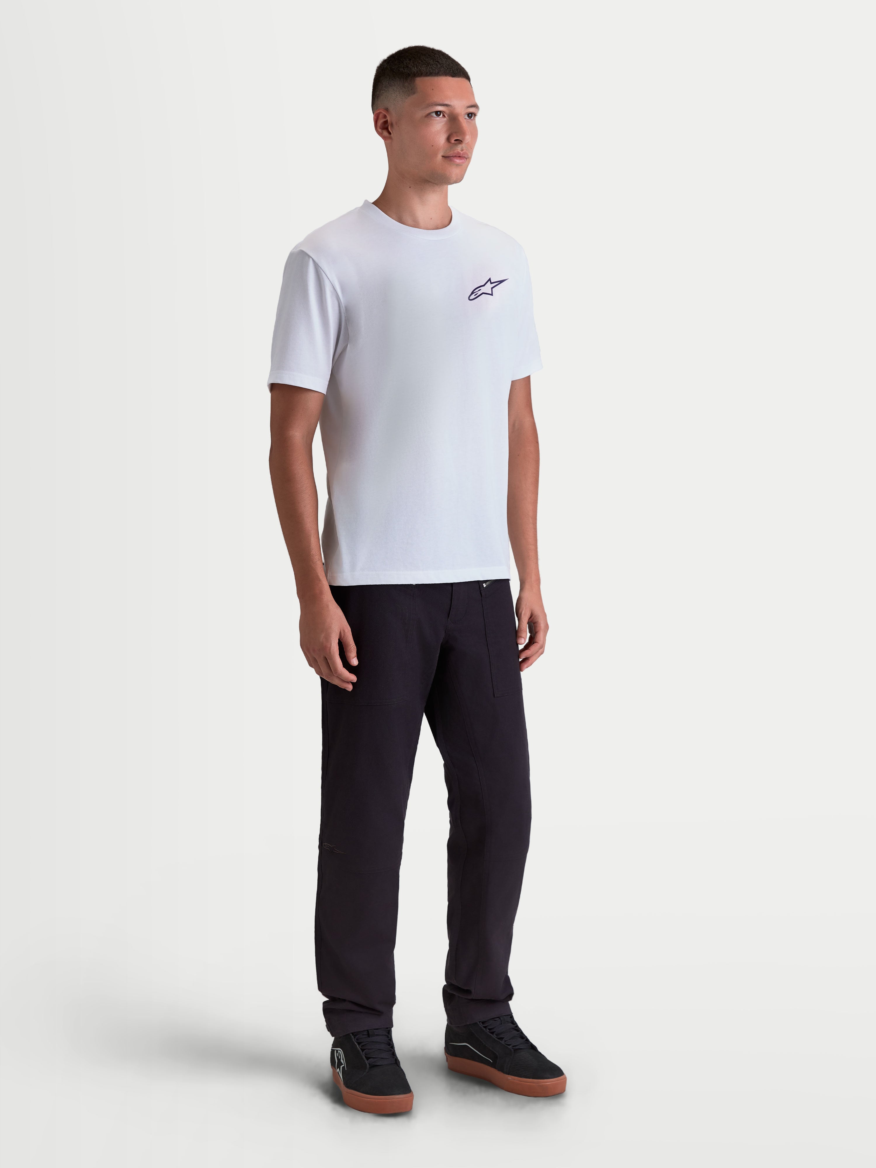 Alpinestars Combo Back CSF Tee, t-shirt de manga curta para homem, branca e preta, vista frontal no modelo com pequeno logótipo Astars preto no peito, casual sportswear inspirada no motorsport, fabricada em mistura de algodão e poliéster premium.