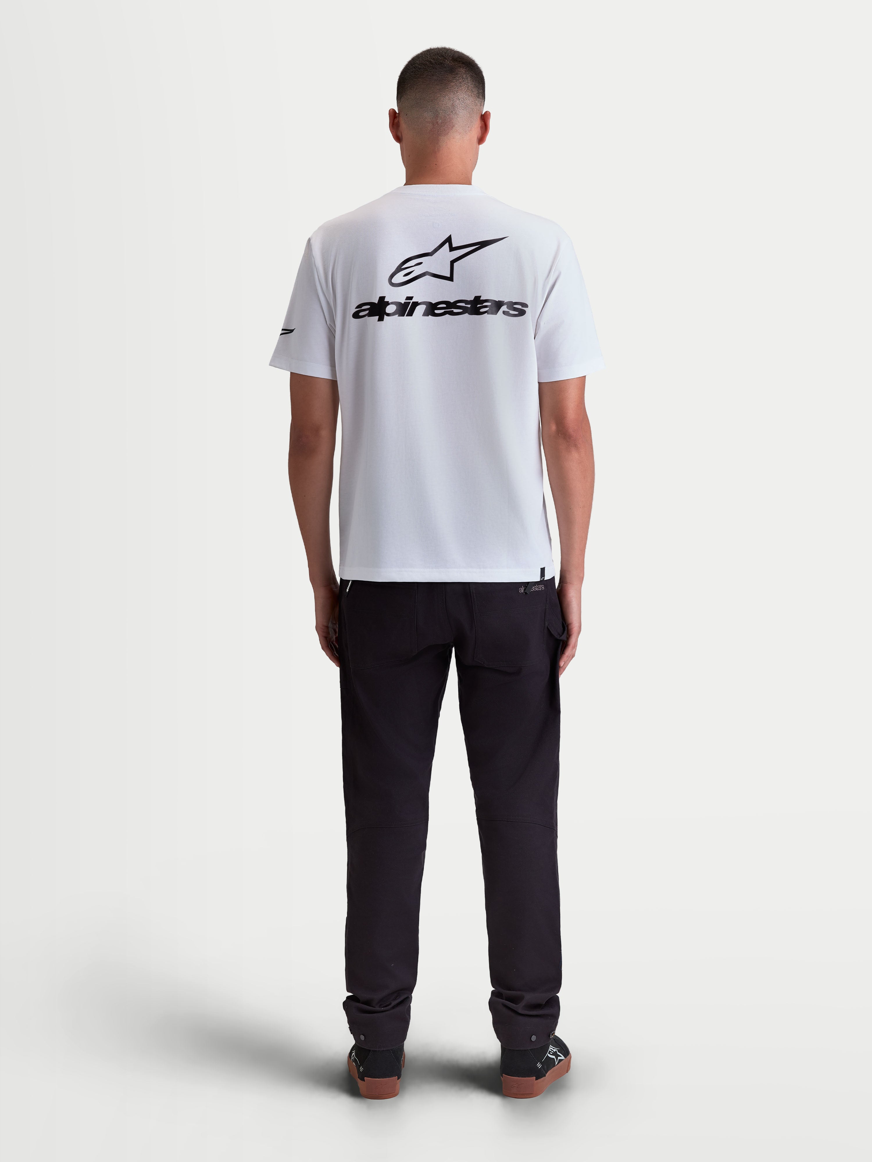 T-shirt Alpinestars Combo Back CSF, t-shirt de manga curta para homem, branca e preta, vista traseira no modelo com logótipo Astars grande em preto, sportswear em mistura de algodão e poliéster.