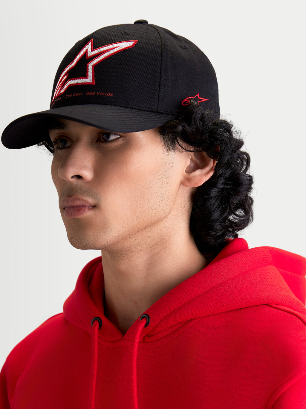 Alpinestars Boné Lineout, boné de sportswear com aba curva, preto, com logótipo Astars bordado em vermelho e branco na coroa estruturada e marca lateral, num modelo.