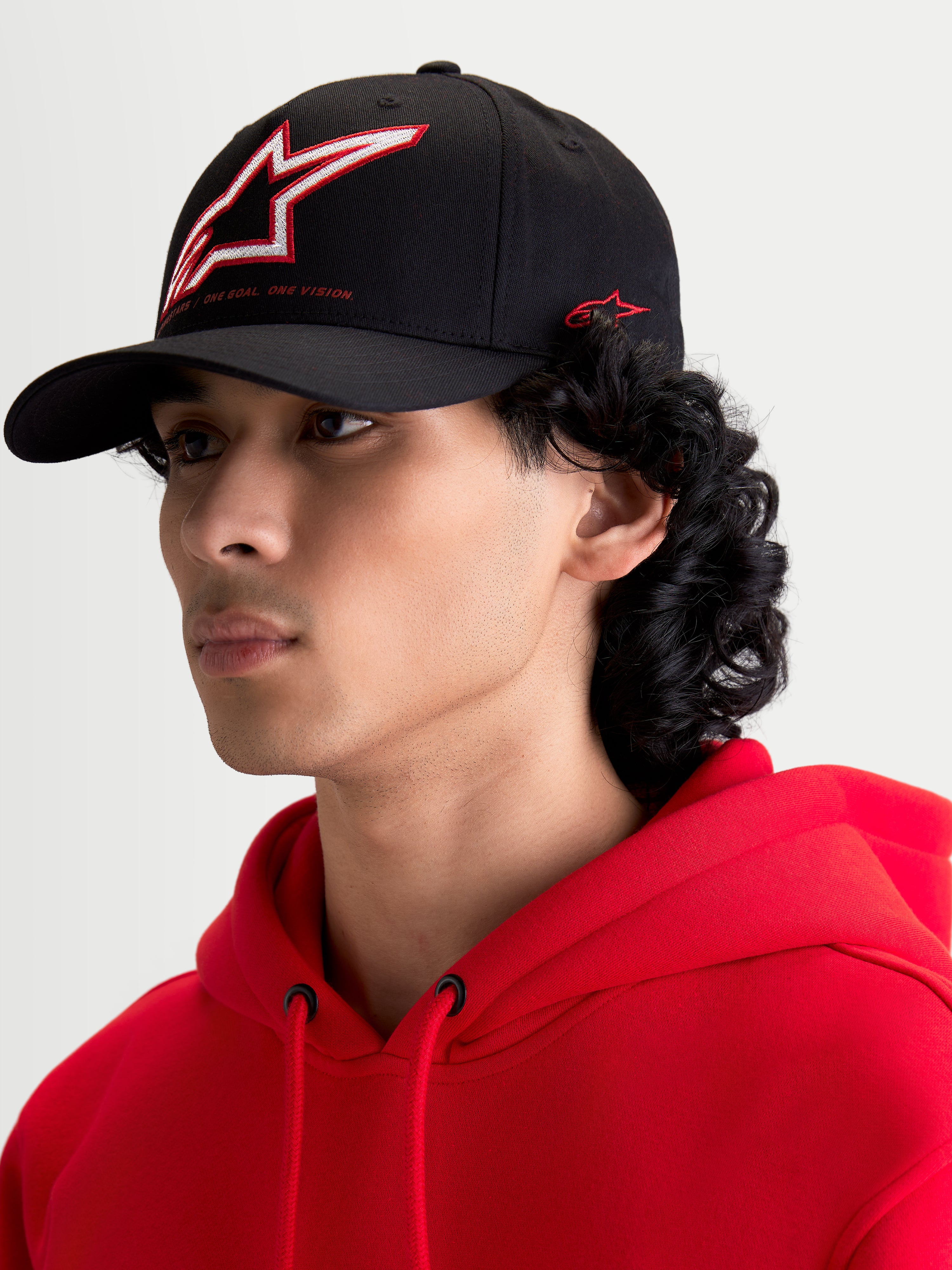 Alpinestars Boné Lineout, boné de sportswear com aba curva, preto, com logótipo Astars bordado em vermelho e branco na coroa estruturada e marca lateral, num modelo.