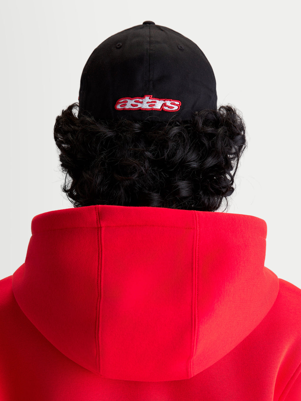 Alpinestars Boné Lineout, boné de sportswear casual, preto e vermelho, vista traseira no modelo com logótipo Astars bordado, coroa estruturada e construção em sarja.