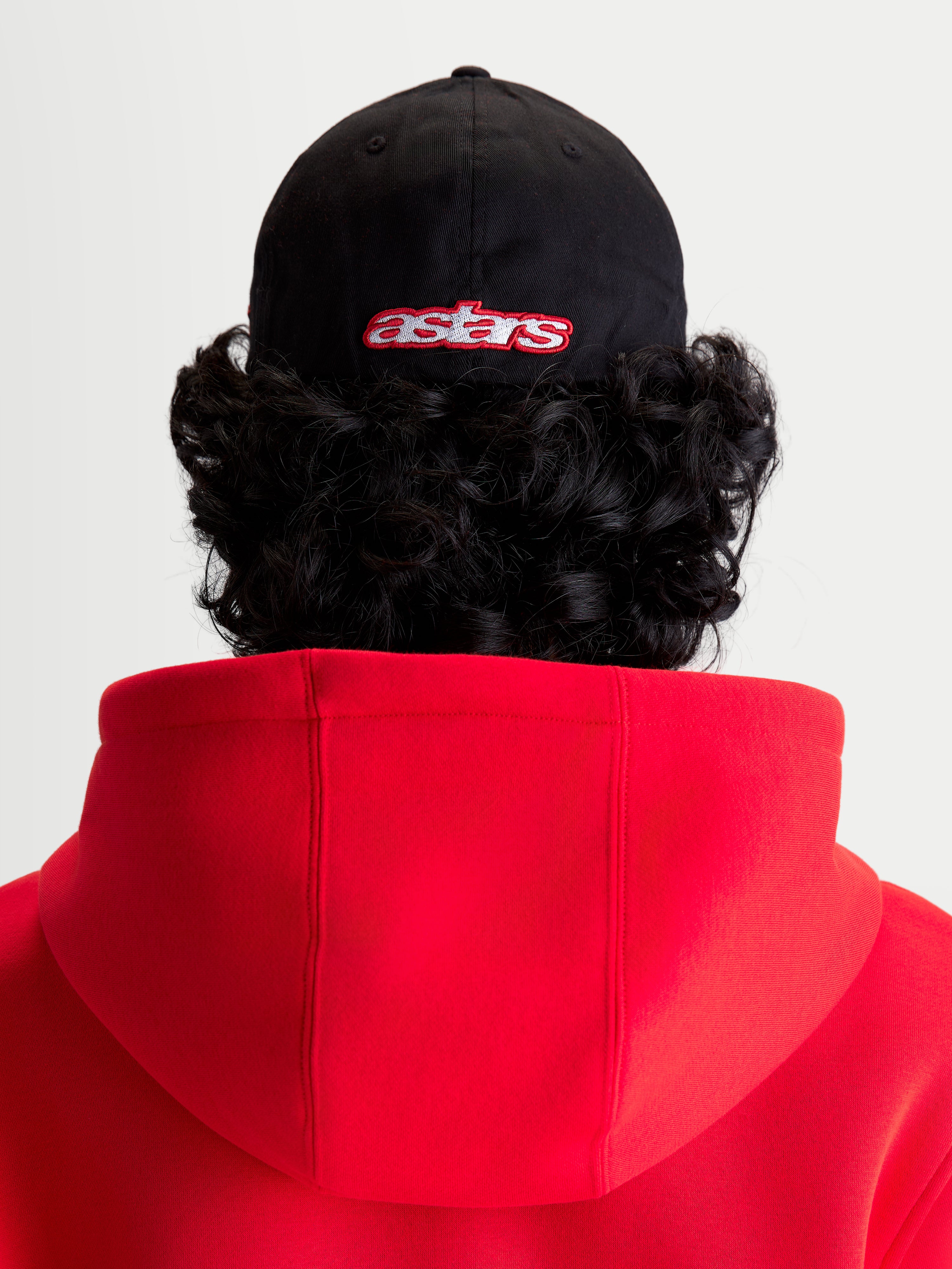 Alpinestars Boné Lineout, boné de sportswear casual, preto e vermelho, vista traseira no modelo com logótipo Astars bordado, coroa estruturada e construção em sarja.