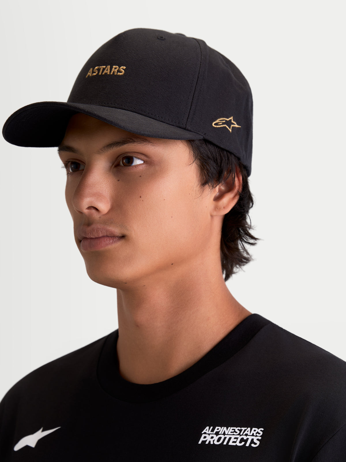 Alpinestars Chapéu County Canvas, boné de estilo sportswear preto para homem, com logótipo frontal ASTARS e logótipo lateral bordados em dourado, pala curva e copa estruturada em tecido oxford peached, estilo casual inspirado no motorsport.