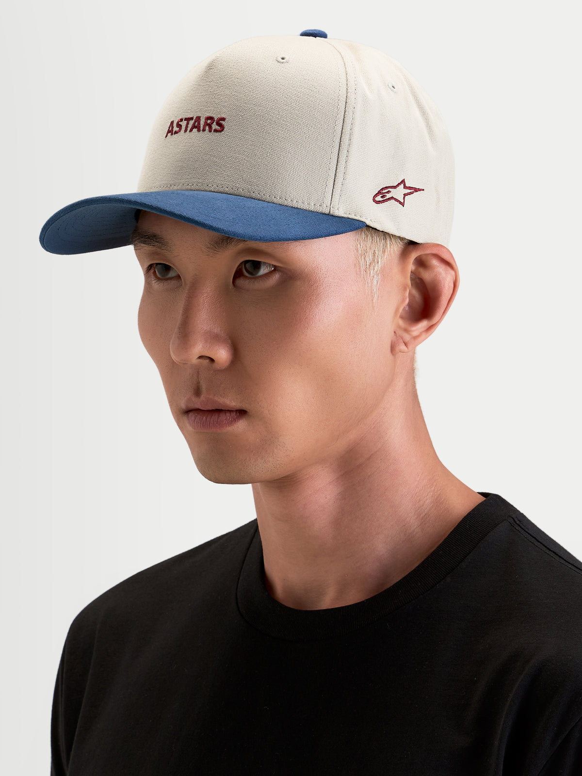 Alpinestars Boné County Canvas, boné desportivo sportswear, em bege e azul, worn by a model, featuring curved bill and embroidered Astars logo