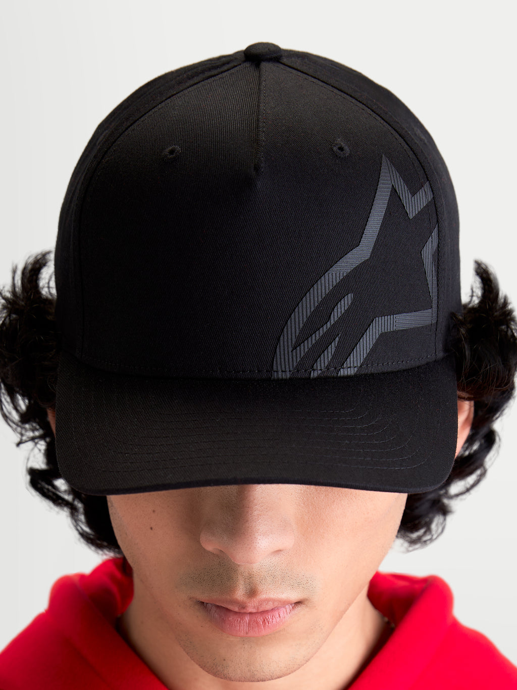 Alpinestars Chapéu Maze, boné de sportswear inspirado no motorsport, unissexo, preto, em tecido de sarja com coroa estruturada e aba curva, com logótipo Astars Corp Shift tonal texturizado, vista frontal num modelo.