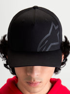Alpinestars Chapéu Maze, boné de sportswear inspirado no motorsport, unissexo, preto, em tecido de sarja com coroa estruturada e aba curva, com logótipo Astars Corp Shift tonal texturizado, vista frontal num modelo.