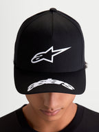 Alpinestars Chapéu Arclight, boné sportswear preto e branco, vista frontal num modelo, com logótipo Astars em relevo na copa estruturada e logótipo curvo na aba, estilo casual inspirado no motorsport
