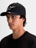 Alpinestars Chapéu Arclight, boné de beisebol unissexo, preto e branco, com aba curva, copa estruturada e logótipo Astars em puff texturizado branco, mostrado em modelo, sportswear.