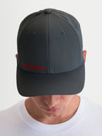 Alpinestars Chapéu Points, boné de pala curva para homem, cinzento escuro com logótipo Alpinestars em vermelho, construção leve em nylon tactel, vestuário casual de motorsport, visto num modelo.