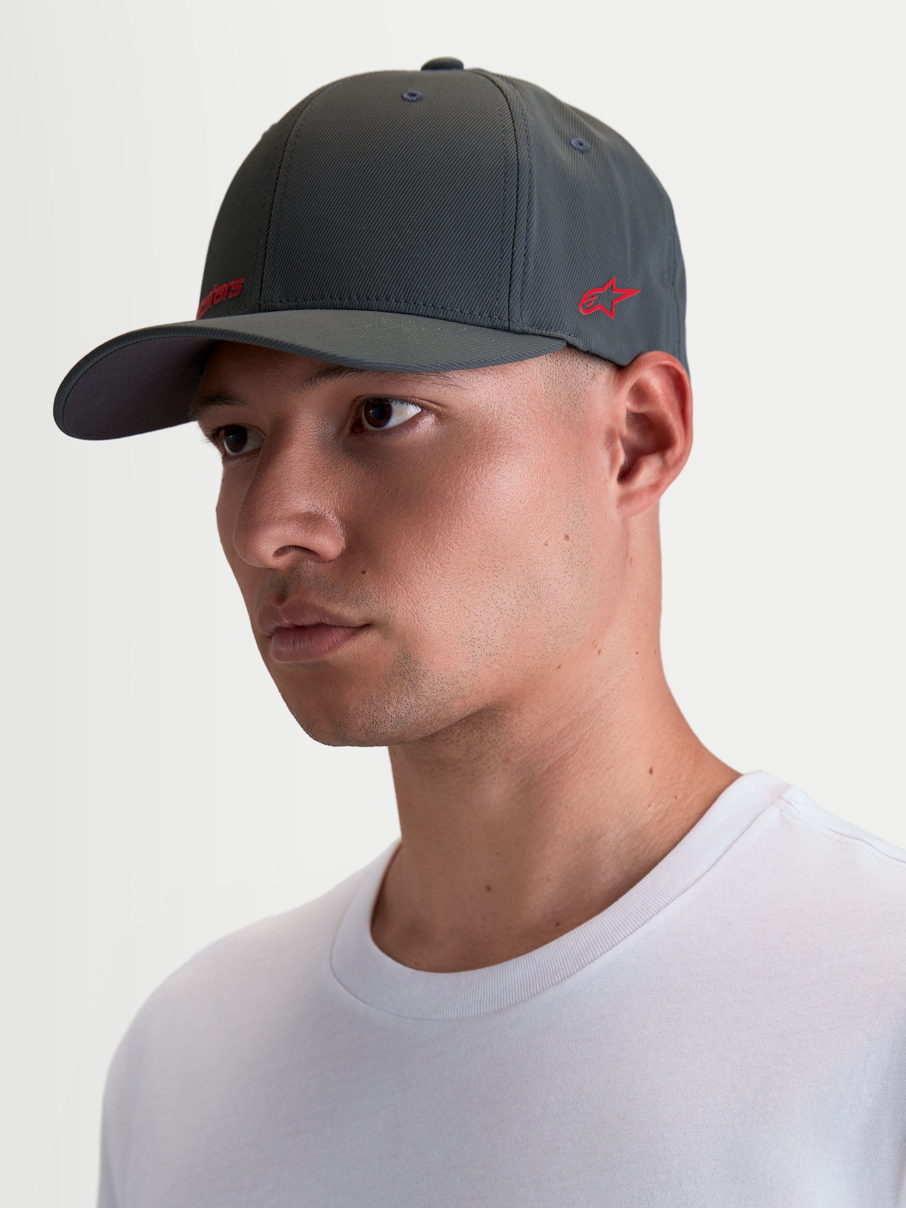 Alpinestars Chapéu Points, boné de aba curva num modelo, cinzento escuro com logótipo Alpinestars vermelho, em nylon tactel leve, ajuste flex nas costas, casual sportswear.