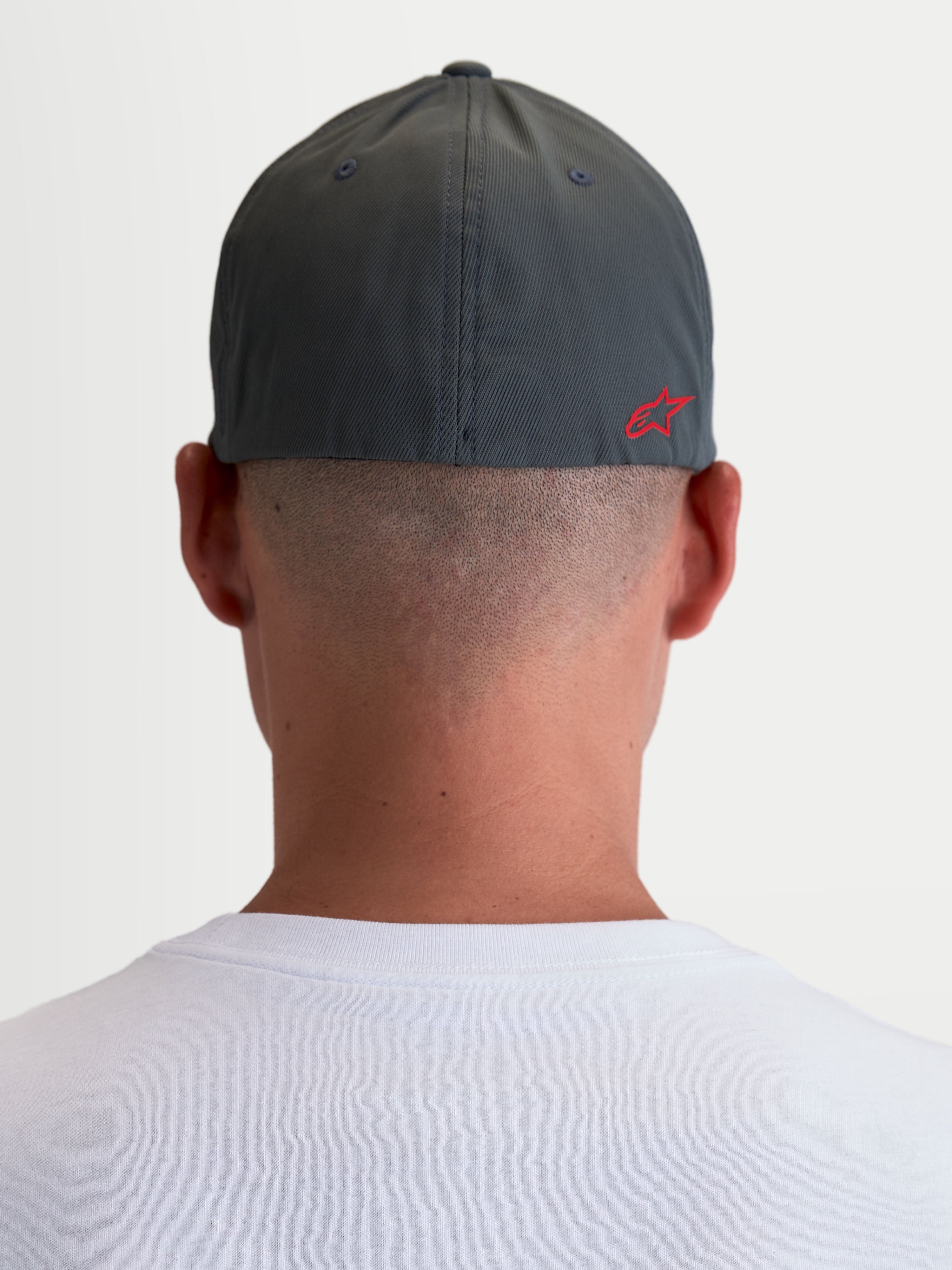 Alpinestars Chapéu Points, boné sportswear unissexo, cinzento escuro e vermelho, vista traseira num modelo com logótipo Astars HD vermelho, nylon tactel leve e ajuste flex nas costas.