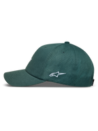 Alpinestars Explorer Strapback, chapéu verde com aba curva e coroa estruturada, vista lateral com logótipo Astars branco.