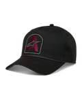 Alpinestars Acme Snapback, boné de sarja preto com patch bordado bordô, aba curva e acabamento em corda.