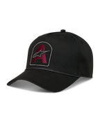 Alpinestars Acme Snapback, boné de sarja preto com patch bordado bordô, aba curva e acabamento em corda.