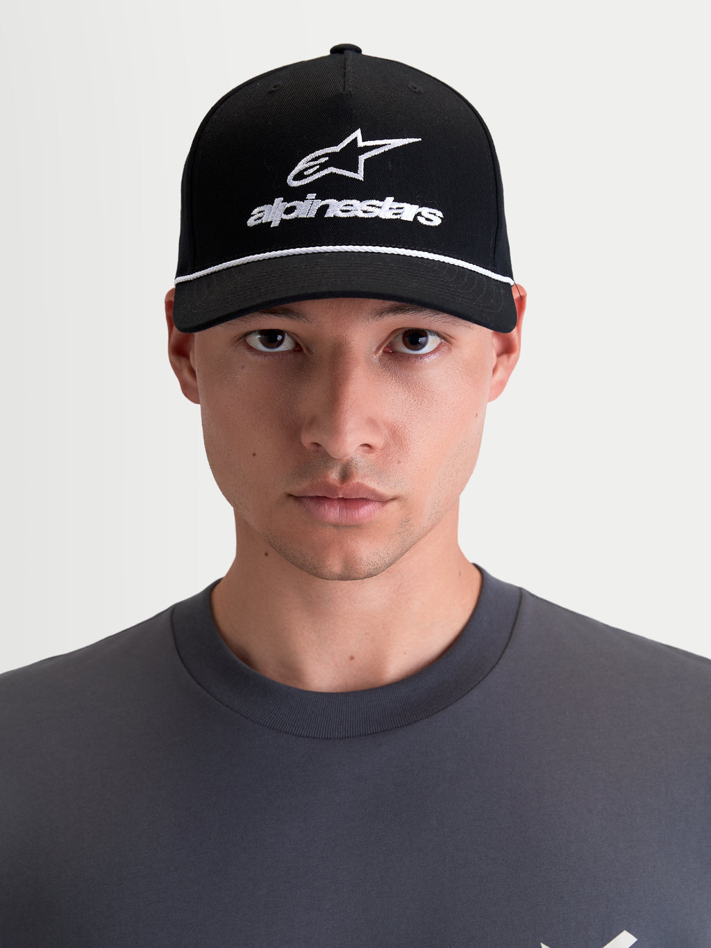 Alpinestars Boné Combo Logo Snapback, boné de sportswear unissexo, preto e branco, aba curva com coroa estruturada e logótipo Astars bordado, vista frontal num modelo.