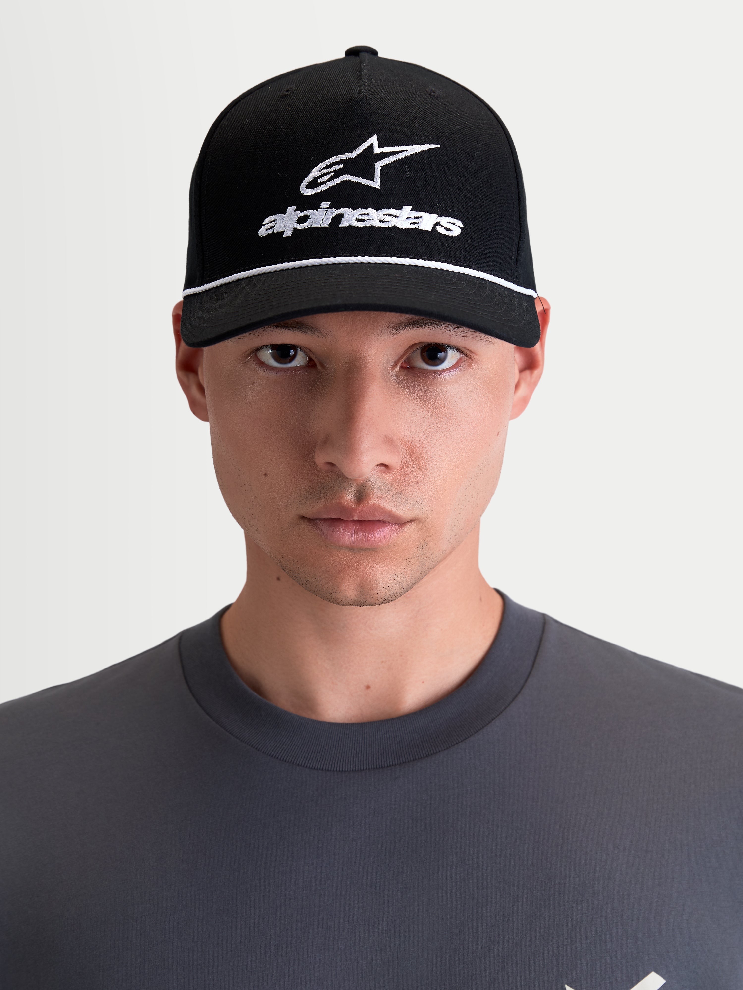 Alpinestars Boné Combo Logo Snapback, boné de sportswear unissexo, preto e branco, aba curva com coroa estruturada e logótipo Astars bordado, vista frontal num modelo.