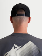 Alpinestars Boné Combo Logo Snapback, boné sportswear unissexo, preto, em sarja de algodão durável, vista traseira num modelo destacando o fecho snapback ajustável e pequeno logótipo branco.