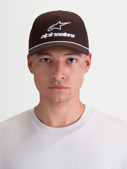 Alpinestars boné Combo Logo Snapback, boné de aba curva sportswear, unissexo, castanho e branco, sarja de algodão durável com logótipo bordado, vista frontal no modelo.