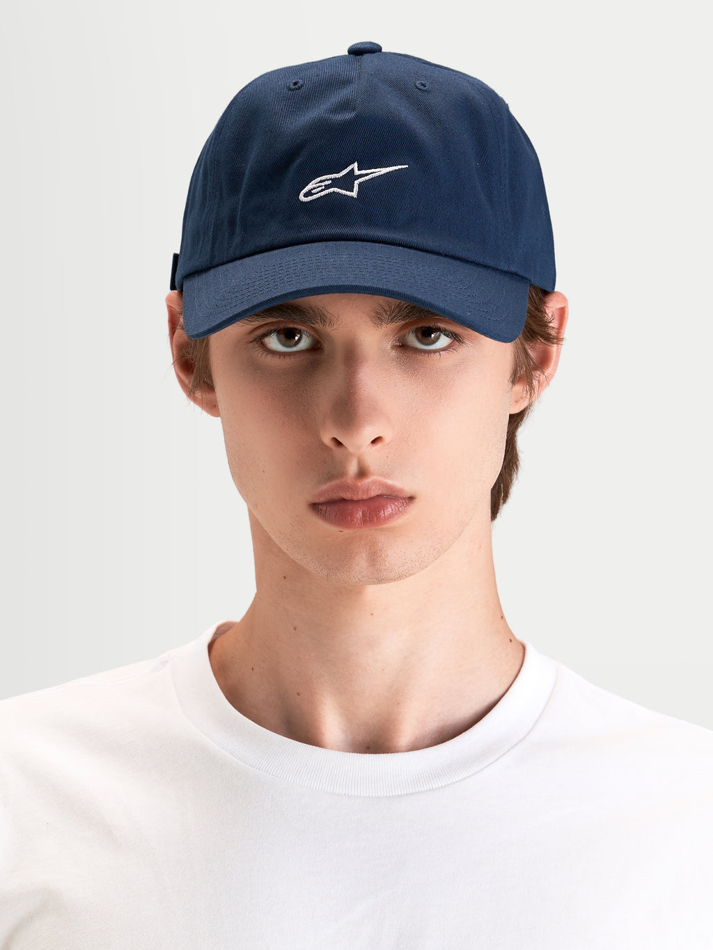 Alpinestars Boné Dad Dylan, boné desportivo casual azul-marinho com bordado do logótipo Astars branco, aba curva e coroa baixa não estruturada num modelo