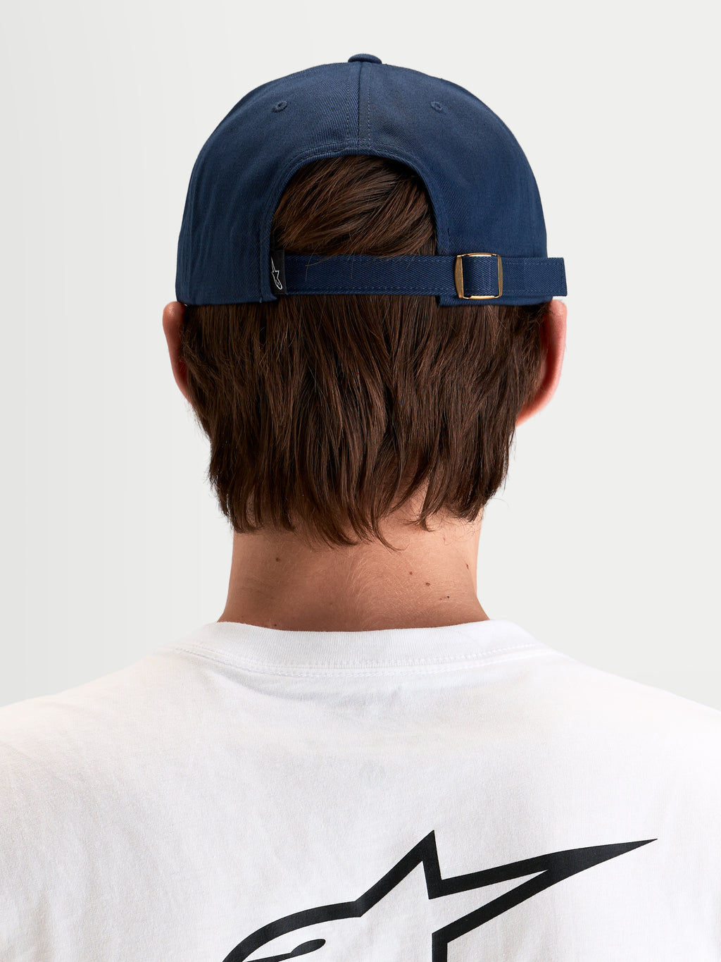 Alpinestars Boné Dad Dylan, boné desportivo casual azul-marinho, vista traseira a mostrar o fecho ajustável com fivela metálica e etiqueta com o logótipo Astars num modelo