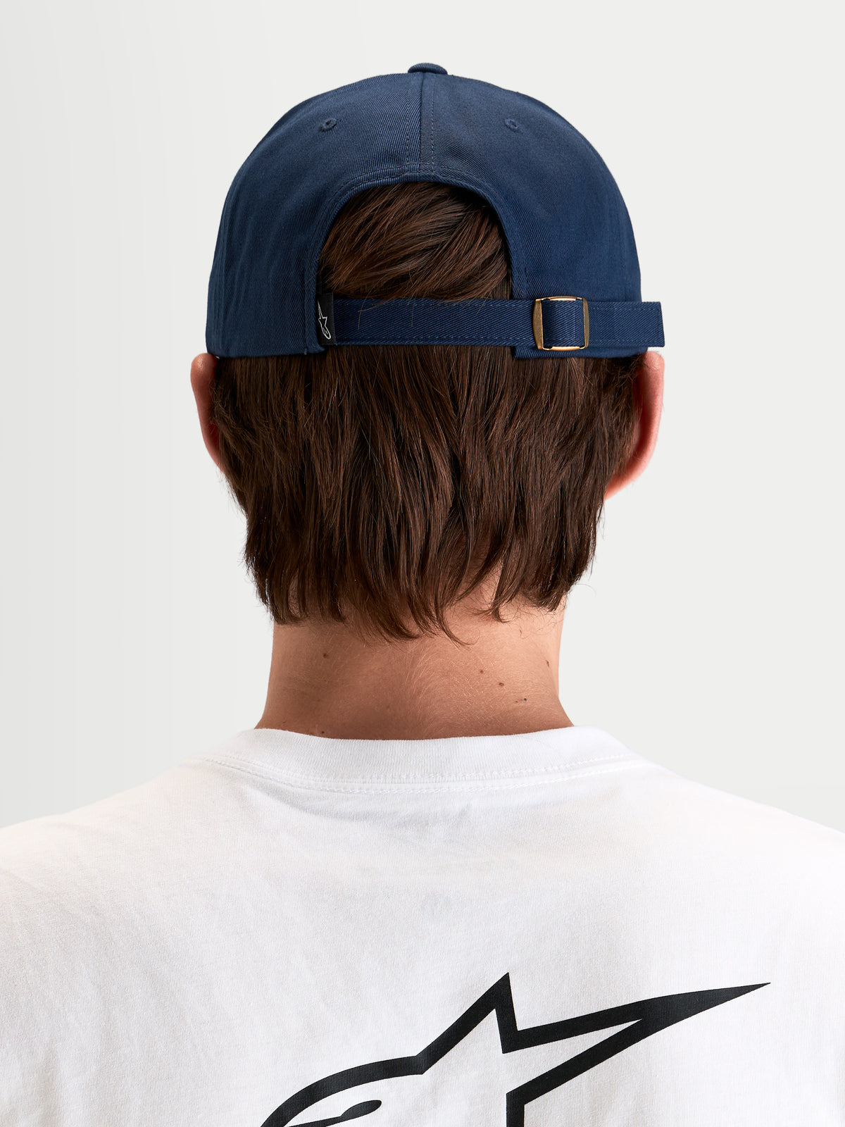 Alpinestars Boné Dad Dylan, boné desportivo casual azul-marinho, vista traseira a mostrar o fecho ajustável com fivela metálica e etiqueta com o logótipo Astars num modelo