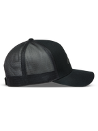 Alpinestars Augment, boné trucker preto com aba curva, coroa estruturada e malha de diamante atrás.