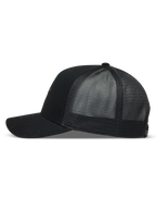 Alpinestars Augment boné trucker, preto, vista lateral com frente em sarja, aba curva e malha diamante respirável.
