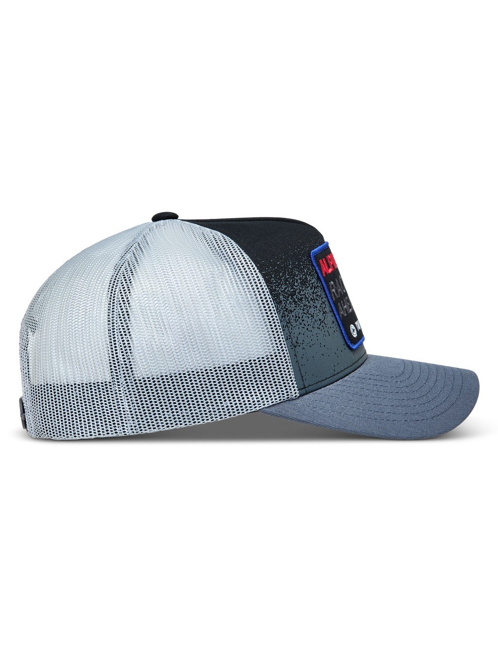 Alpinestars Gravel boné trucker, cinzento escuro e preto com rede branca e perfil lateral de aba curva.