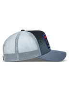 Alpinestars Gravel boné trucker, cinzento escuro e preto com rede branca e perfil lateral de aba curva.