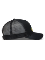 Alpinestars Meteorite boné trucker preto, vista lateral com malha traseira respirável, aba curva e fecho snapback.