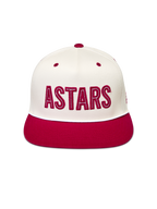 Alpinestars Stadium Snapback Chapéu, boné de aba plana branco e vermelho com aplique do logótipo Astars, moda desportiva.