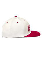 Alpinestars Stadium Snapback, boné de aba plana em sarja branco e vermelho, coroa estruturada, perfil.