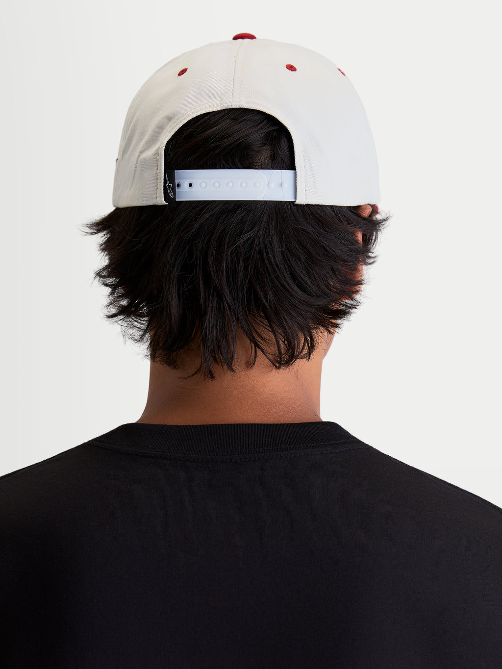 Boné Alpinestars Stadium Snapback, boné casual sportswear, branco e vermelho, com fecho snapback ajustável e coroa estruturada, vista traseira num modelo a mostrar o ajuste para um estilo de vida inspirado no motorsport.