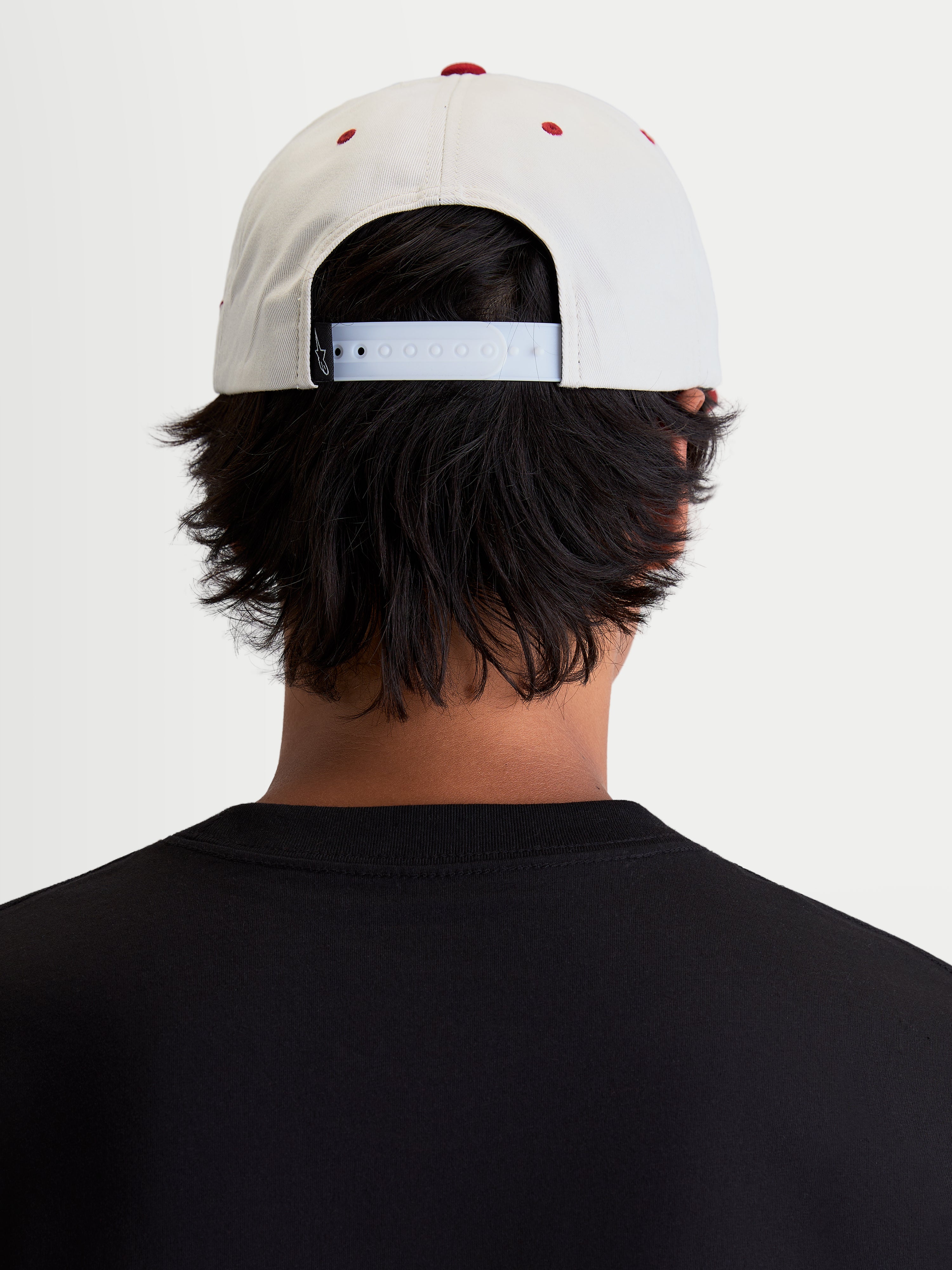 Boné Alpinestars Stadium Snapback, boné casual sportswear, branco e vermelho, com fecho snapback ajustável e coroa estruturada, vista traseira num modelo a mostrar o ajuste para um estilo de vida inspirado no motorsport.