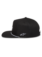 Alpinestars Label Snapback Chapéu, boné de aba plana preto em sarja com bordado lateral branco e etiqueta frontal.