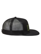 Alpinestars Ten boné trucker, boné preto com malha respirável na parte traseira, aba plana e patch de logótipo verde.