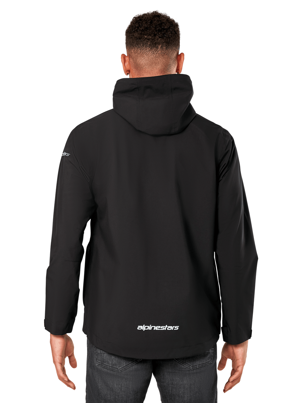 Alpinestars Kascade Rain Jacket, casaco impermeável para homem, preto, vista traseira com capuz fixo e logótipo Alpinestars na zona inferior das costas, vestuário desportivo impermeável casual