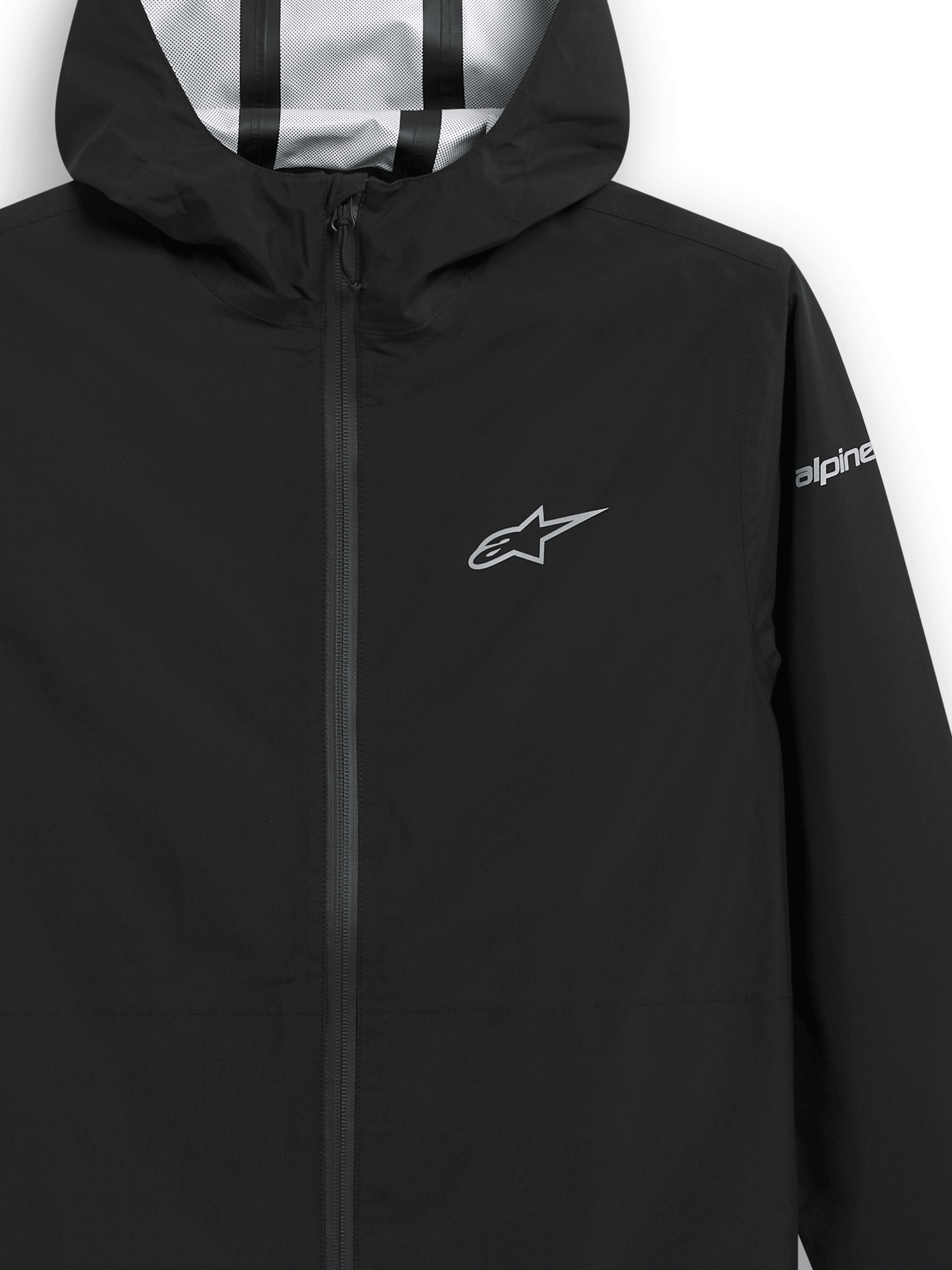Alpinestars Kascade Rain Jacket, casaco impermeável preto, grande plano do peito e do capuz, logótipo de estrela prateada no peito e marca na manga, costuras seladas visíveis no interior do capuz, vestuário de exterior resistente à água inspirado no desporto motorizado