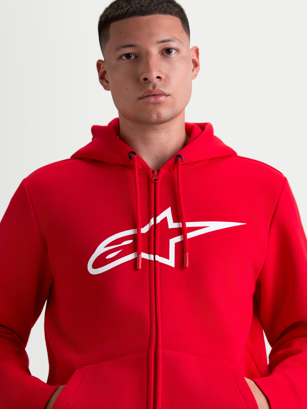 Alpinestars Camisola Com Capuz Ageless Zip V3, hoodie de fecho integral para homem, vermelho com logótipo Astars branco no peito, capuz com cordões ajustáveis, tecido fleece, estilo casual sportswear.
