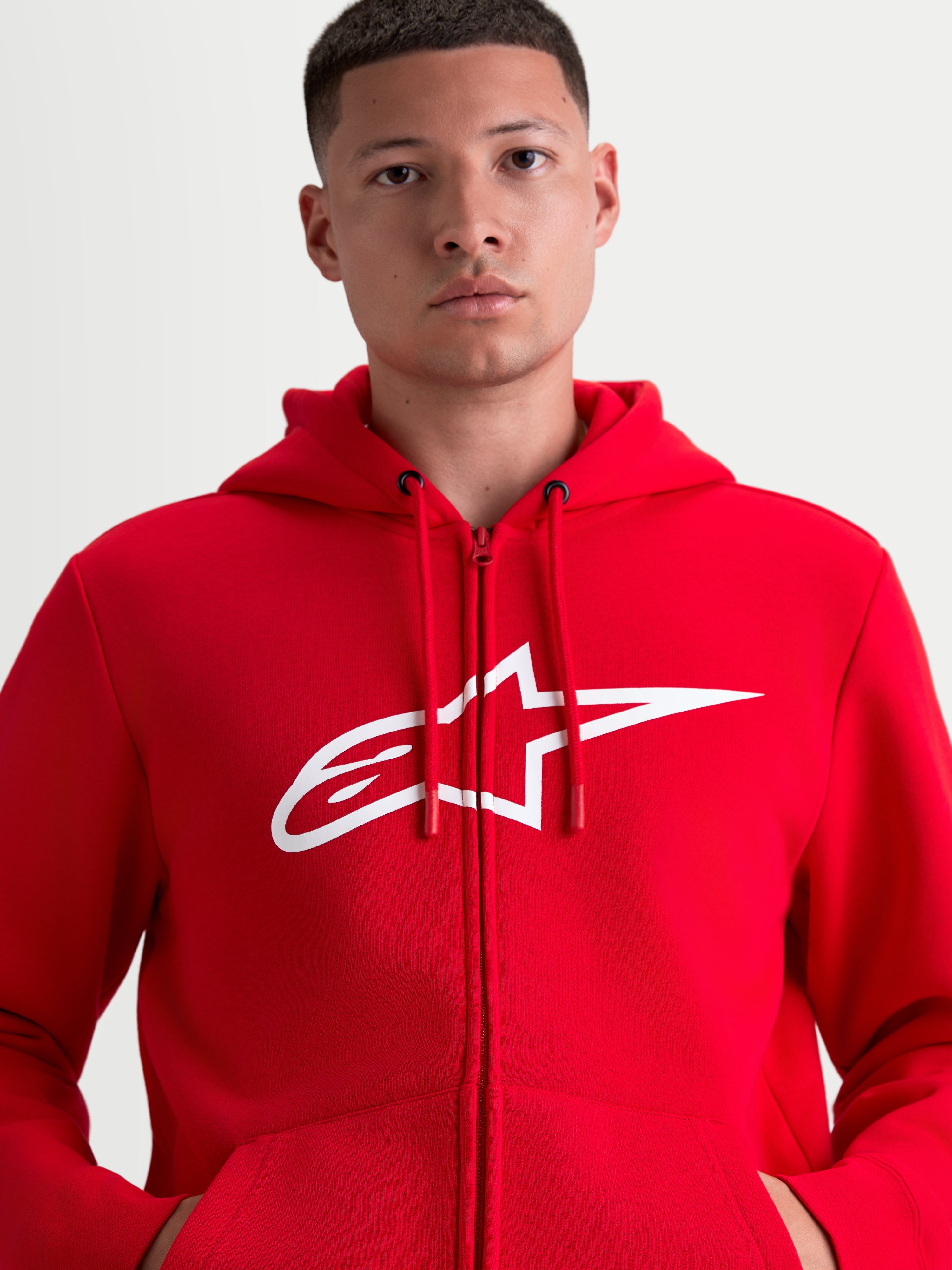 Alpinestars Camisola Com Capuz Ageless Zip V3, hoodie de fecho integral para homem, vermelho com logótipo Astars branco no peito, capuz com cordões ajustáveis, tecido fleece, estilo casual sportswear.