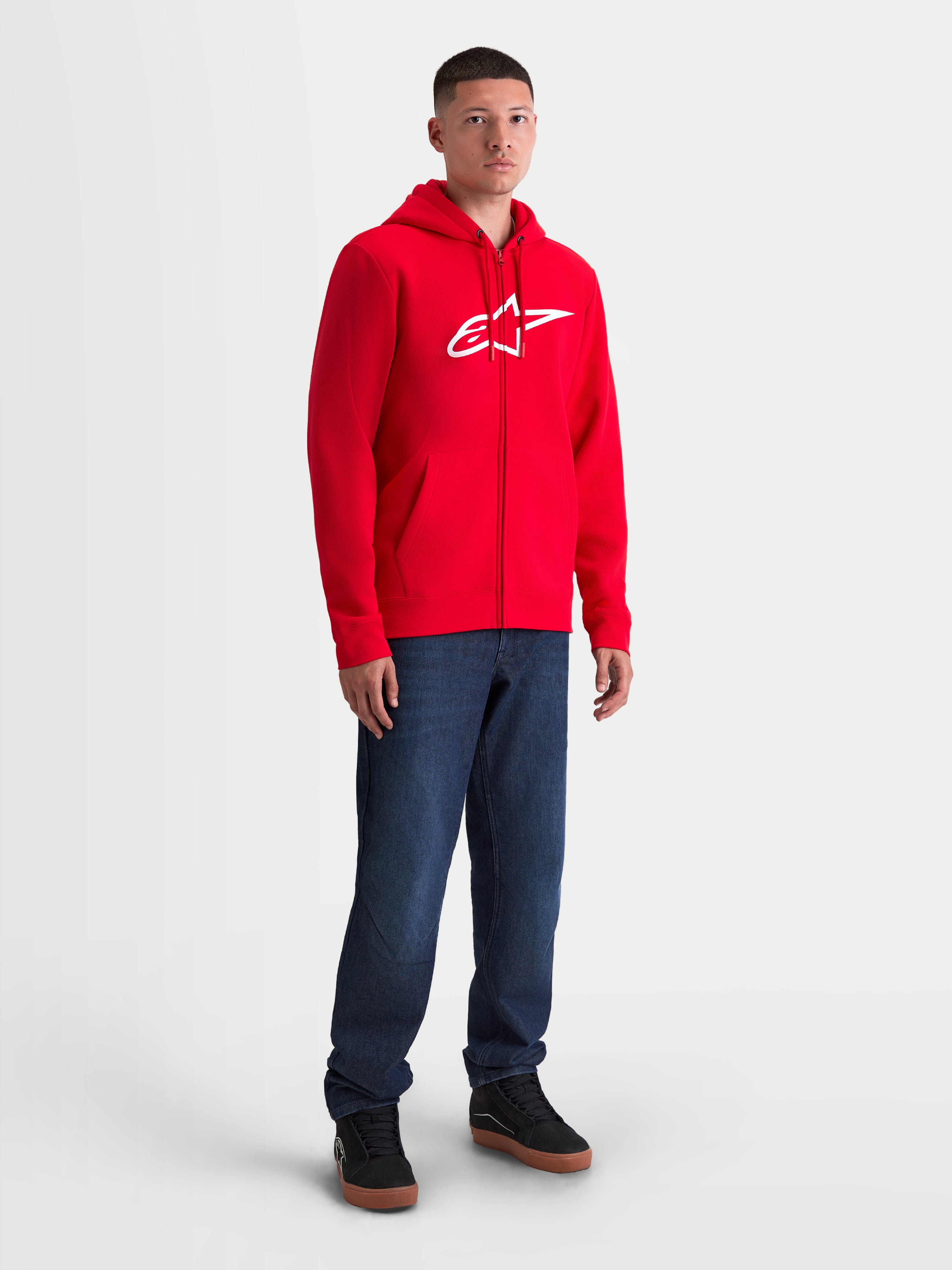 Alpinestars Camisola Com Capuz Ageless Zip V3, hoodie de fleece com fecho de correr oculto, para homem, vermelho e branco, logótipo Astars branco no peito, vestuário casual de inspiração motorsports.