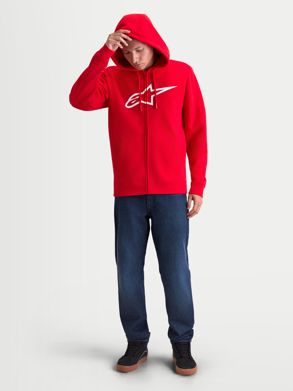 Alpinestars Camisola Com Capuz Ageless Zip V3, camisola com capuz e fecho para homem, vermelha e branca, com logótipo Alpinestars no peito, capuz com cordões e punhos canelados, vestida em modelo, sportswear casual.