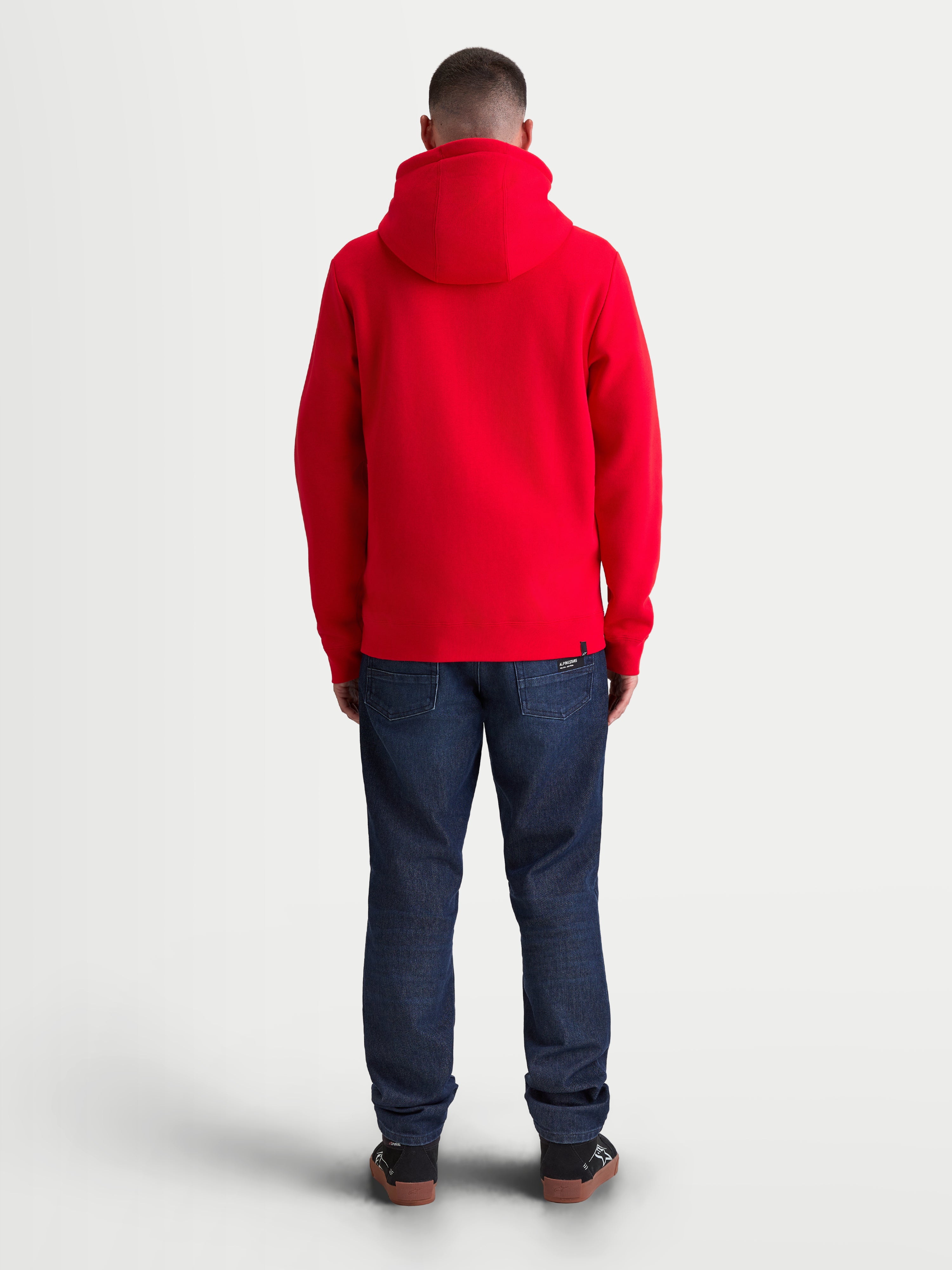 Alpinestars camisola com capuz Ageless Zip V3, sweat de fleece vermelha para homem, vista traseira no modelo, design de capuz confortável com punhos e bainha canelados, estilo motorsport casual.