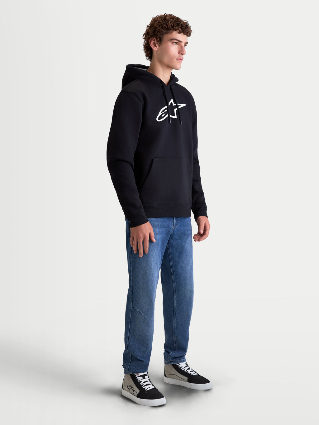 Alpinestars Camisola com capuz Ageless V3, hoodie para homem em preto e branco, com logótipo bordado branco no peito, construção em fleece macio, capuz forrado com cordões e bolso frontal, casual sportswear para entusiastas de motorsport.