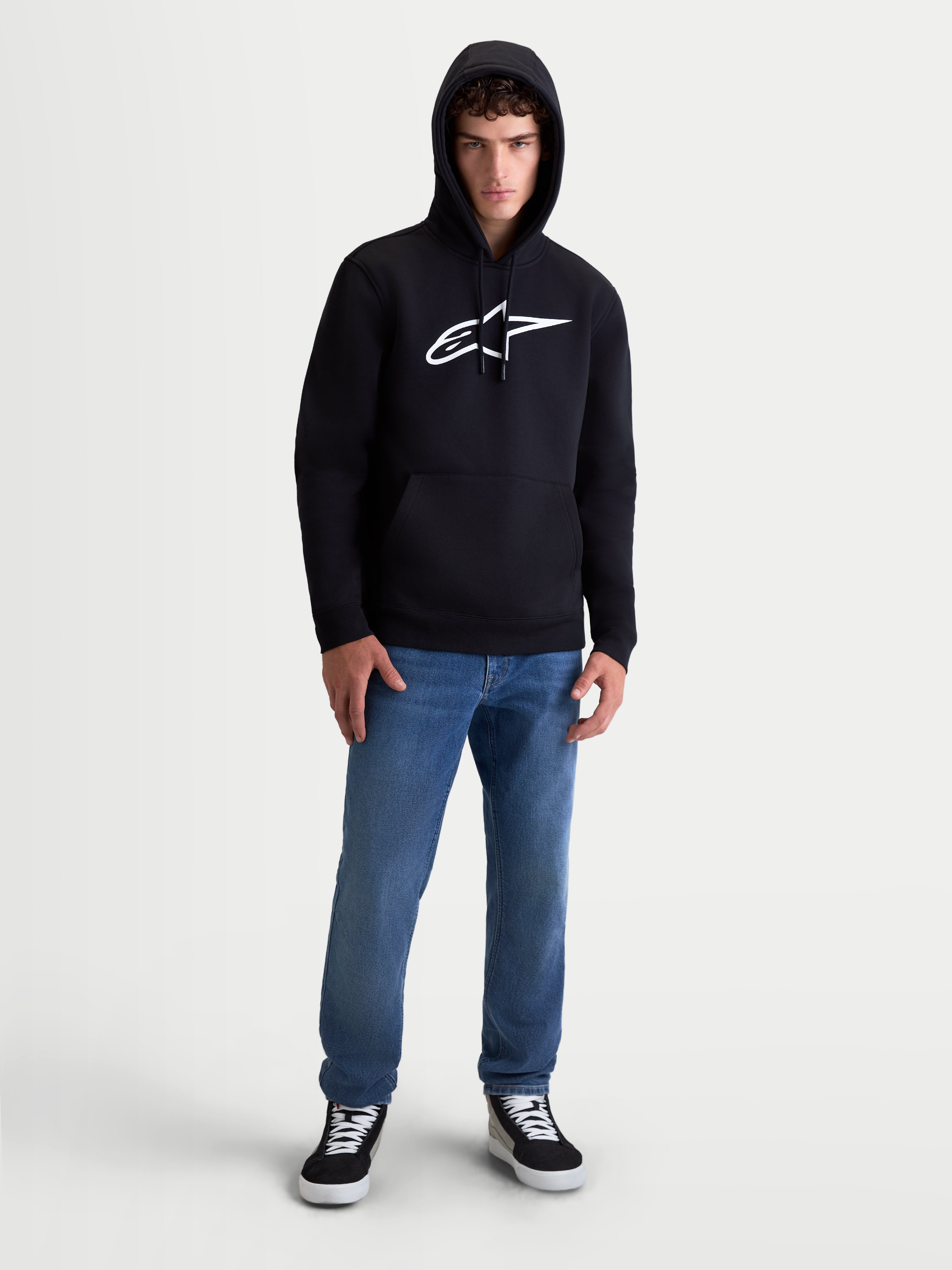 Alpinestars camisola com capuz Ageless V3, pullover de sportswear para homem, preta e branca, com logótipo bordado na frente, capuz com cordão e punhos canelados, fleece premium para estilo casual e motorsport.