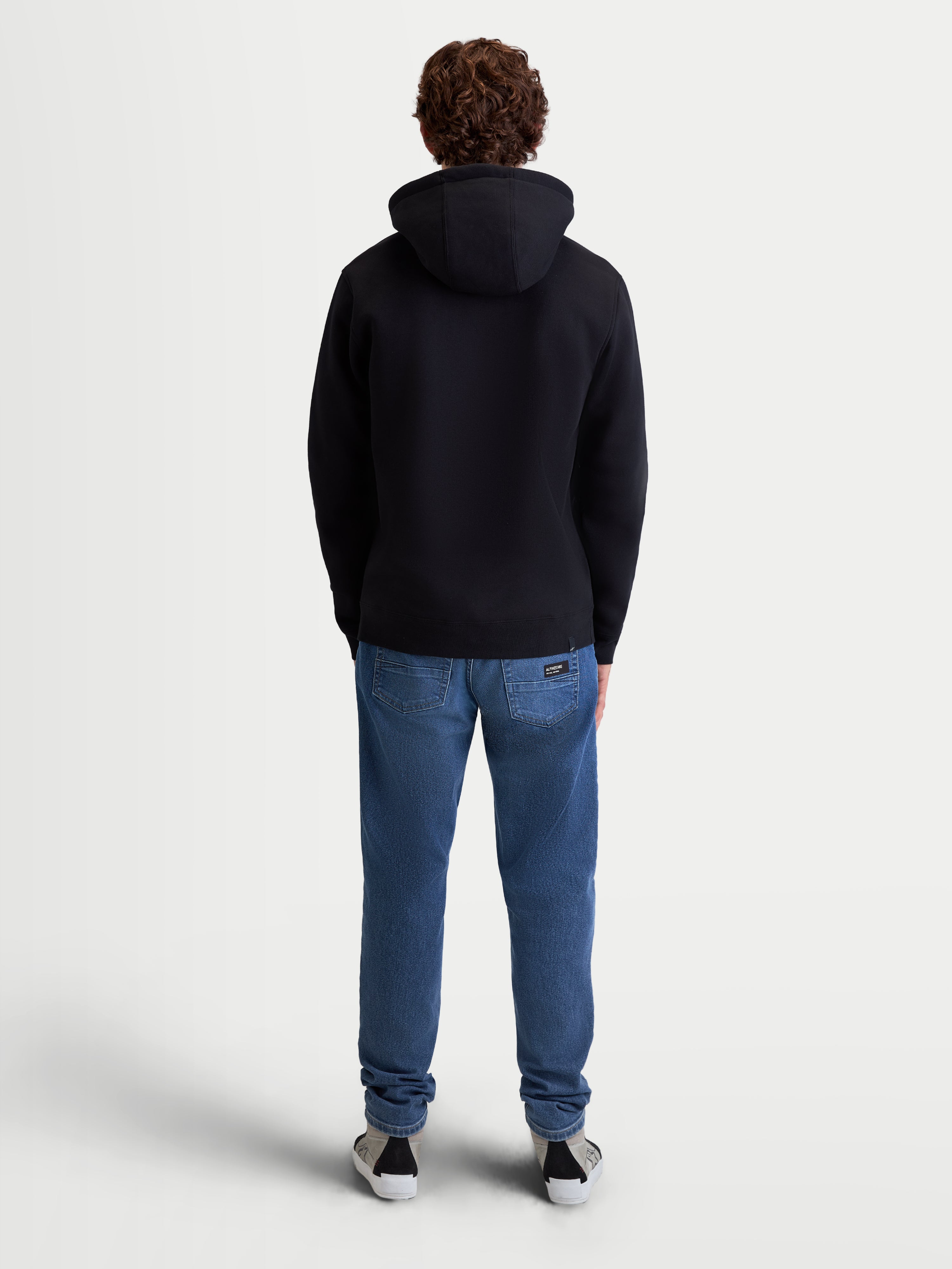 Alpinestars camisola com capuz Ageless V3, casual sportswear para homem, vista traseira, preta, em fleece macio de poliéster reciclado, capuz forrado e punhos canelados para um estilo motorsports lifestyle.