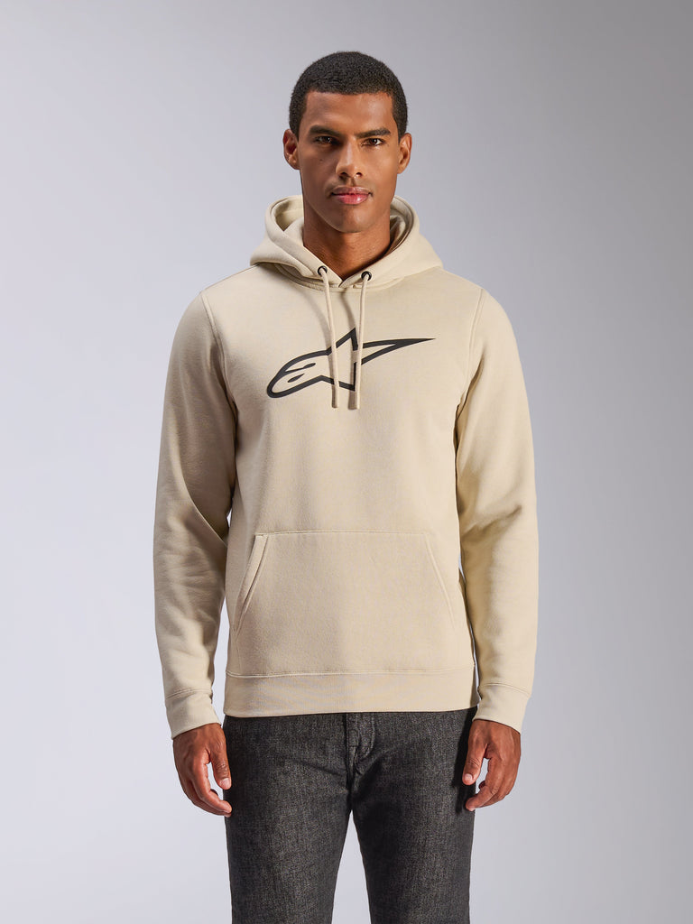 Hoodie Alpinestars Ageless V3, streetwear casual, off-white com logótipo bordado a preto, pullover com capuz de cordão e bolso canguru, vestido por um modelo com calças escuras, design moderno inspirado no desporto motorizado