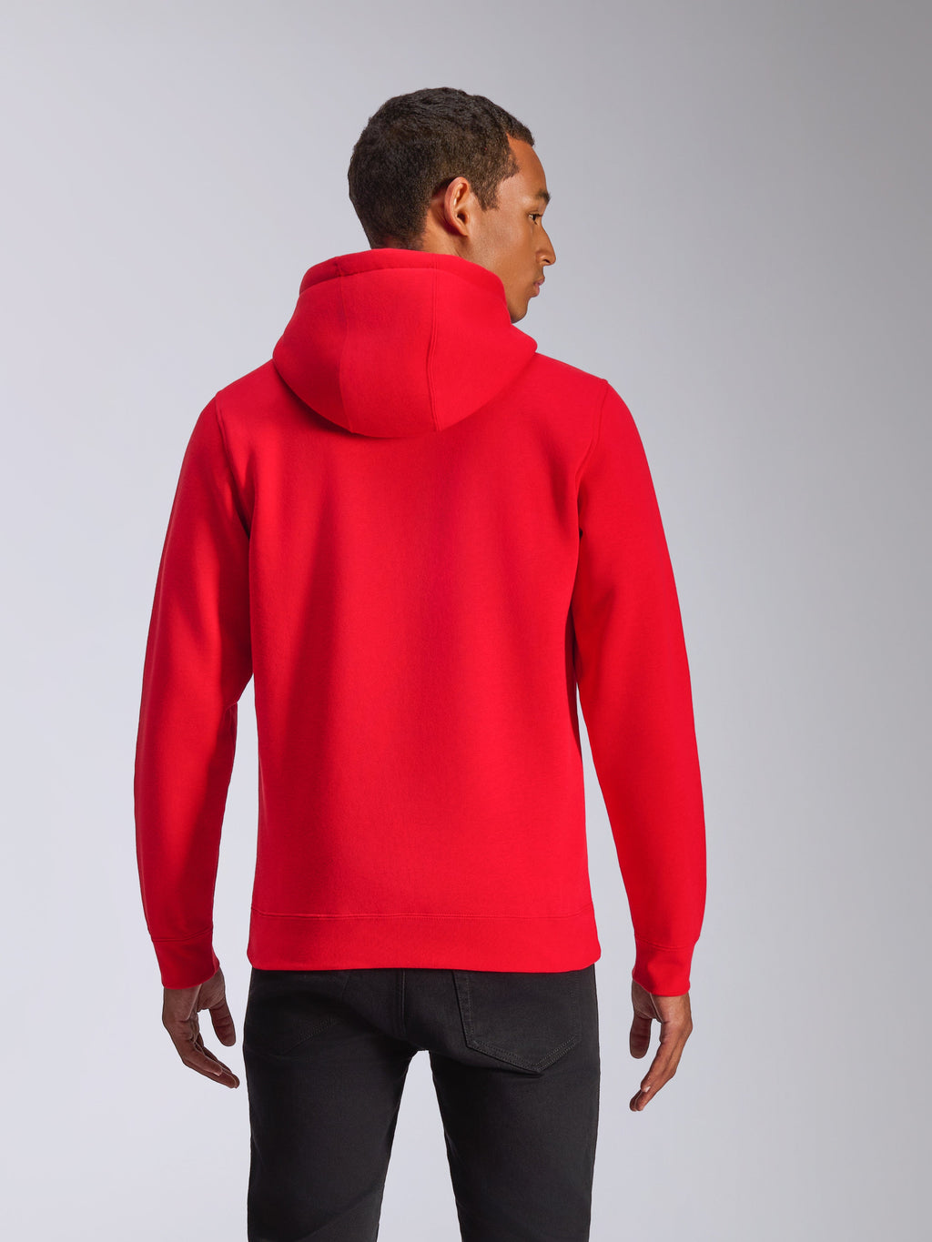 Hoodie Alpinestars Ageless V3, vista traseira, camisola com capuz vermelha, vestuário desportivo casual com capuz forrado em jersey e punhos canelados, usado por um modelo com calças pretas