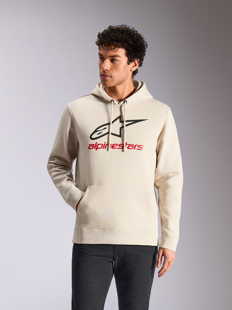 Alpinestars Always V3 Hoodie, camisola com capuz casual, off-white com logótipo de estrela preto e marca a vermelho, capuz com cordão, bolso canguru frontal, usado por modelo com calças escuras, design moderno inspirado no desporto motorizado