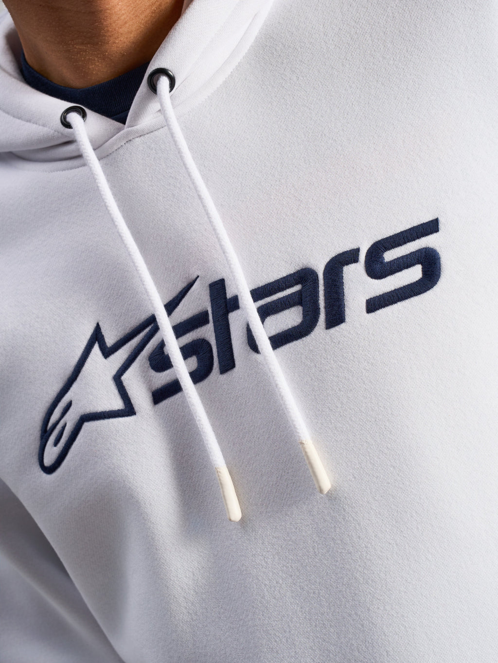 Alpinestars Blaze V3 Hoodie, Branco e Azul Marinho, pormenor do peito com logótipo impresso em azul marinho e cordões brancos com pontas revestidas, streetwear casual de inspiração motorsport